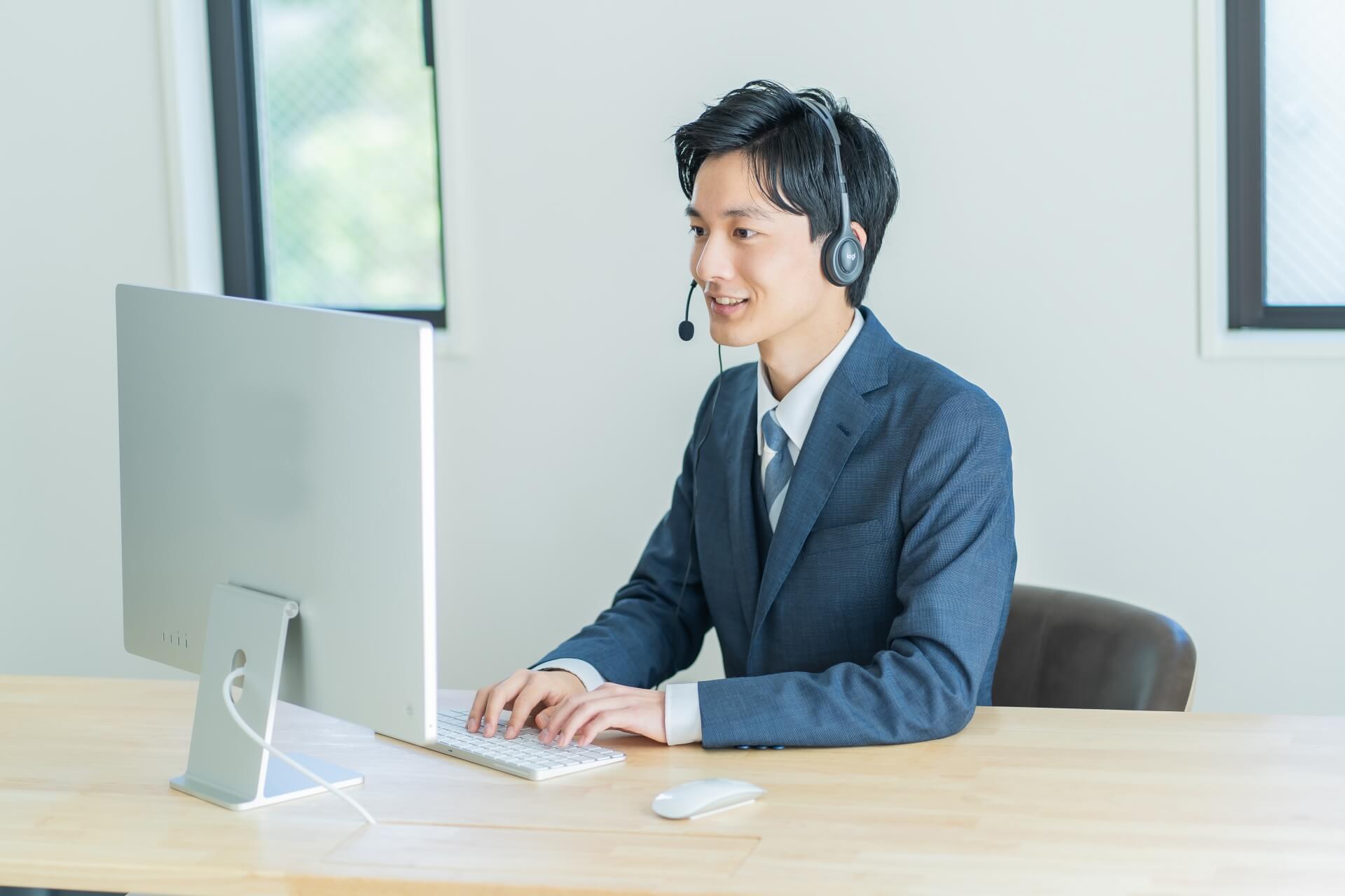 オフィスで仕事をするヘッドセットの男性