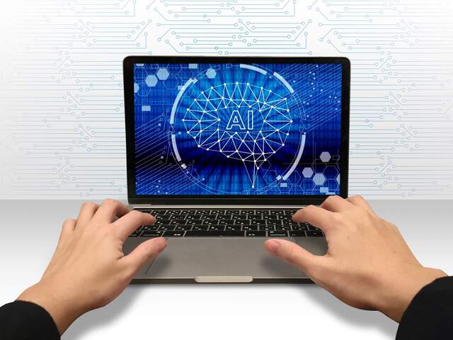 AI技術を操作する人の手元
